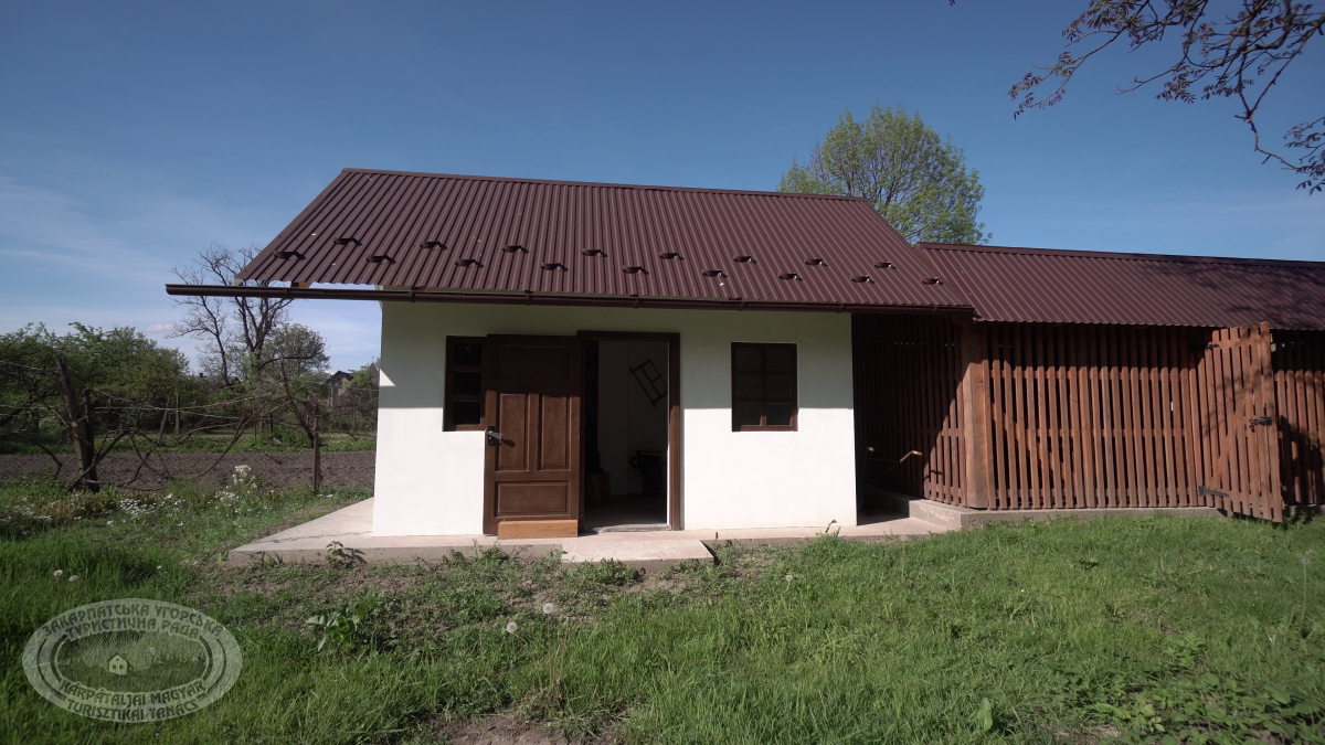 Traditional village house in Vyshkovo